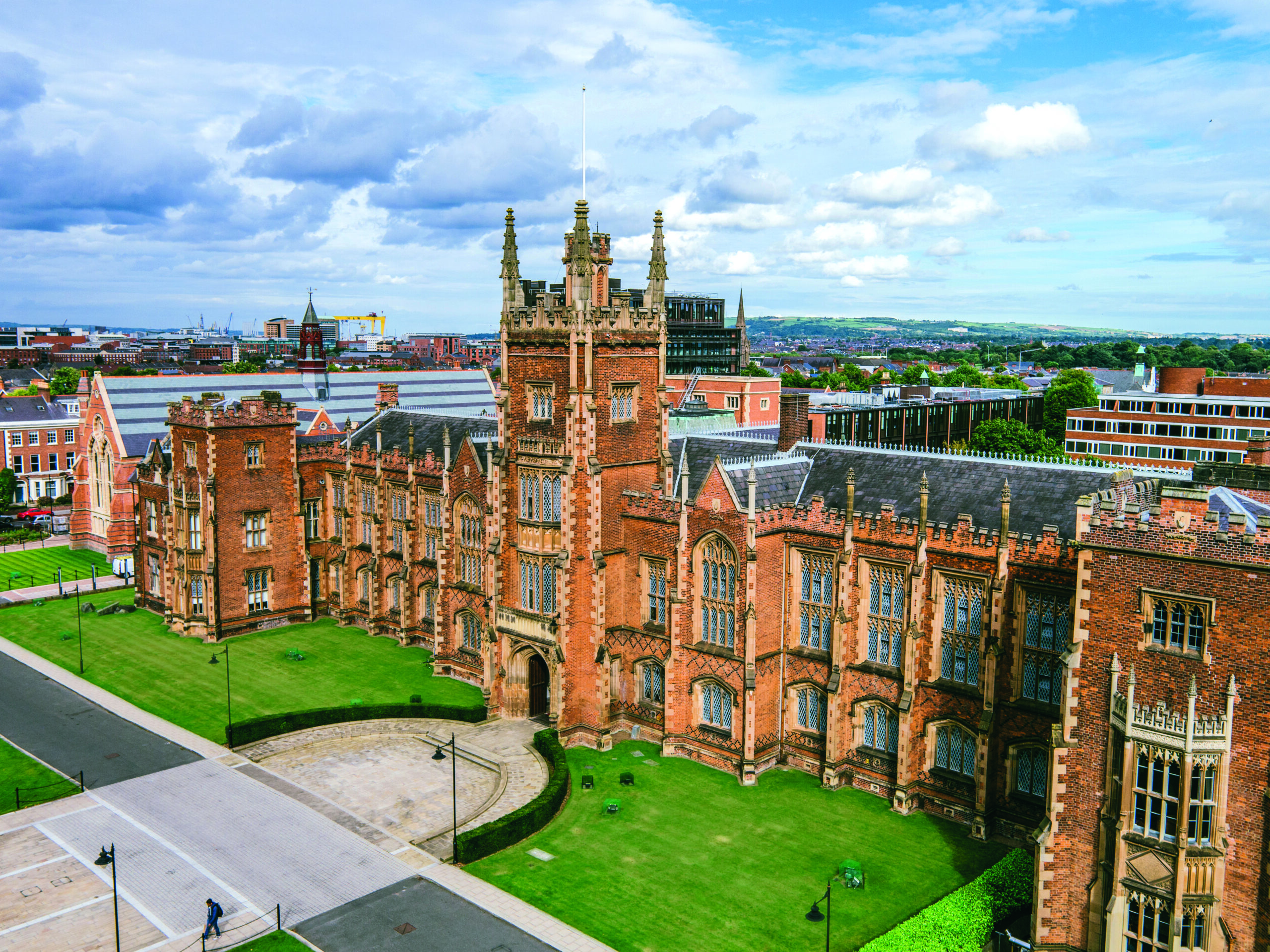 Queen’s University Belfast หนึ่งในมหาวิทยาลัยวิจัยชั้นนำของสหราชอาณาจักร 